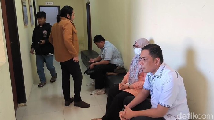 Mantan Wabup Sumbawa Dewi Noviany memenuhi panggilan penyidik untuk diperiksa sebagai tersangka korupsi masker COVID-19, Rabu (6/8/2025).