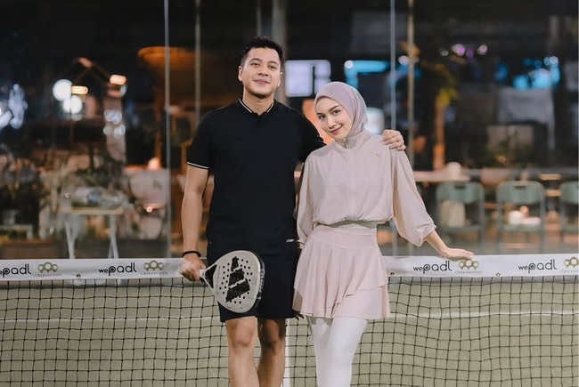 Mantan personel JKT48, Melody Nurramdhani Laksani, juga termasuk selebriti yang menikah dengan mantan kekasih. Hanif Fathoni merupakan cinta lamanya sejak masih duduk di bangku sekolah. Setelah sempat berpisah dan menjalani kehidupan masing-masing, Melody dan Hanif kembali dipertemukan hingga akhirnya menikah pada 2018. Foto: dok Instagram melodyprima / padelpix