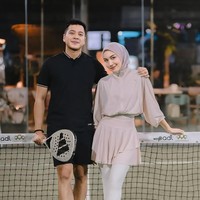 Mantan personel JKT48, Melody Nurramdhani Laksani, juga termasuk selebriti yang menikah dengan mantan kekasih. Hanif Fathoni merupakan cinta lamanya sejak masih duduk di bangku sekolah. Setelah sempat berpisah dan menjalani kehidupan masing-masing, Melody dan Hanif kembali dipertemukan hingga akhirnya menikah pada 2018. Foto: dok Instagram melodyprima / padelpix