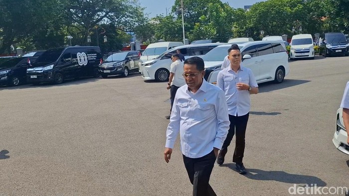 Menteri Hukum Supratman Andi Agtas tiba di Istana jelang sidang kabinet.
