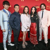 Aktris asal Malaysia ini mengenakan sepatu kolaborasi Crocs x Simone Rocha. Warnanya beige gelap, dilengkapi hiasan kristal dan mutiara sintetis khas Simone Rocha. Foto: Variety via Getty Images/Michael Buckner