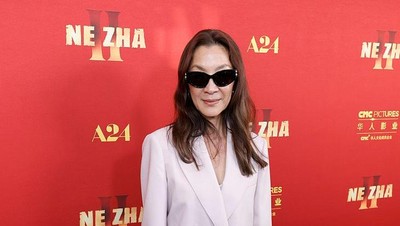5 Gaya Nyentrik Michelle Yeoh Pakai Blazer Tanpa Celana dan Ugly Shoes