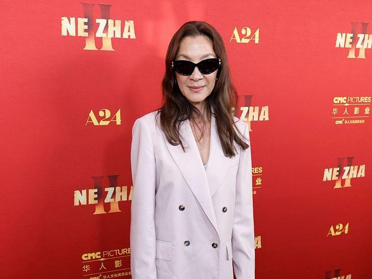 5 Gaya Nyentrik Michelle Yeoh Pakai Blazer Tanpa Celana dan Ugly Shoes