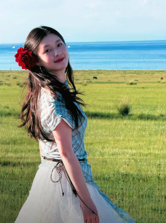 Kecantikan Barbie Hsu yang populer lewat serial Meteor Garden masih dikenang bahkan setelah sang aktris tiada. Baru-baru ini, seorang wanita menarik perhatian publik karena kemiripannya dengan Barbie yang sudah mulai dirindukan. Foto: Internet