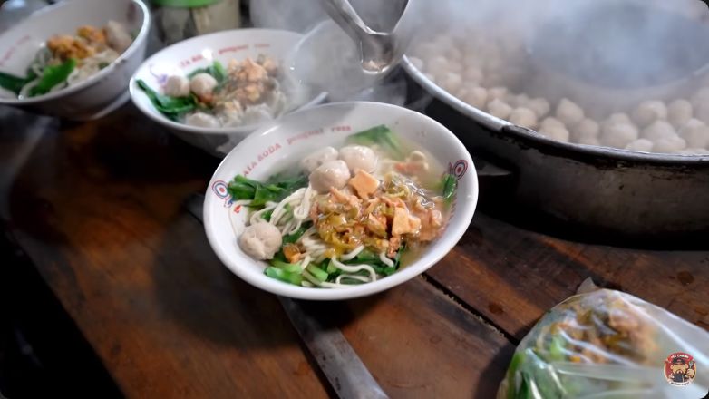 Nex Carlos kulineran mencoba makanan murah meriah