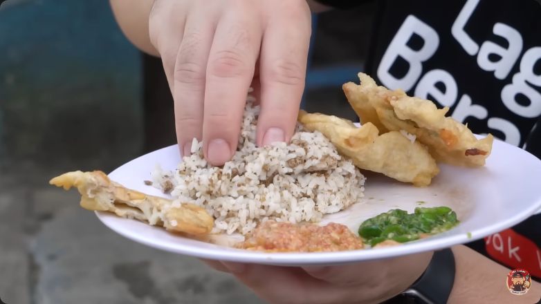 Nex Carlos kulineran mencoba makanan murah meriah