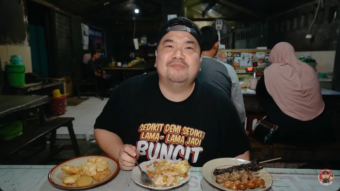 Nex Carlos kulineran mencoba makanan murah meriah