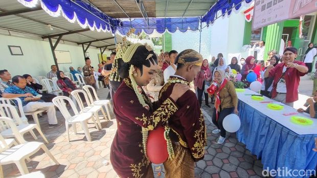 Suasana akad nikah dengan mahar bendera, cincin baru berwarna merah putih dan seperangkat alat salat di KUA Kapanewon Sewon, Bantul, Rabu (6/8/2025).