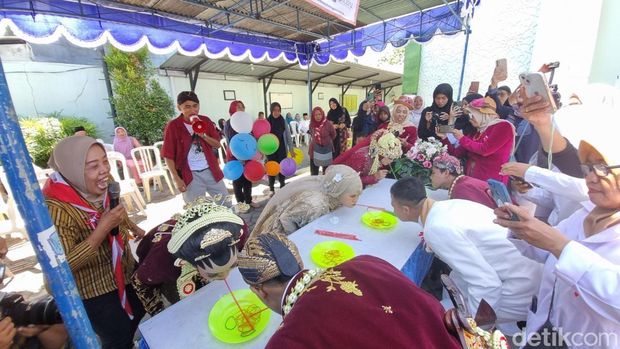 Suasana akad nikah dengan mahar bendera, cincin baru berwarna merah putih dan seperangkat alat salat di KUA Kapanewon Sewon, Bantul, Rabu (6/8/2025).