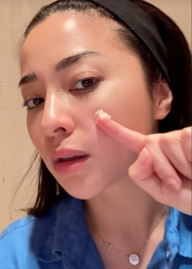 Melalui akun media sosialnya Nikita Willy beberapa kali terlihat memamerkan wajah naturalnya tanpa makeup. Seperti dalam foto saat ia tengah mengungkapkan rutinitas skincare yang dikenakannya. Foto: TikTok/@nikitawillyofficial