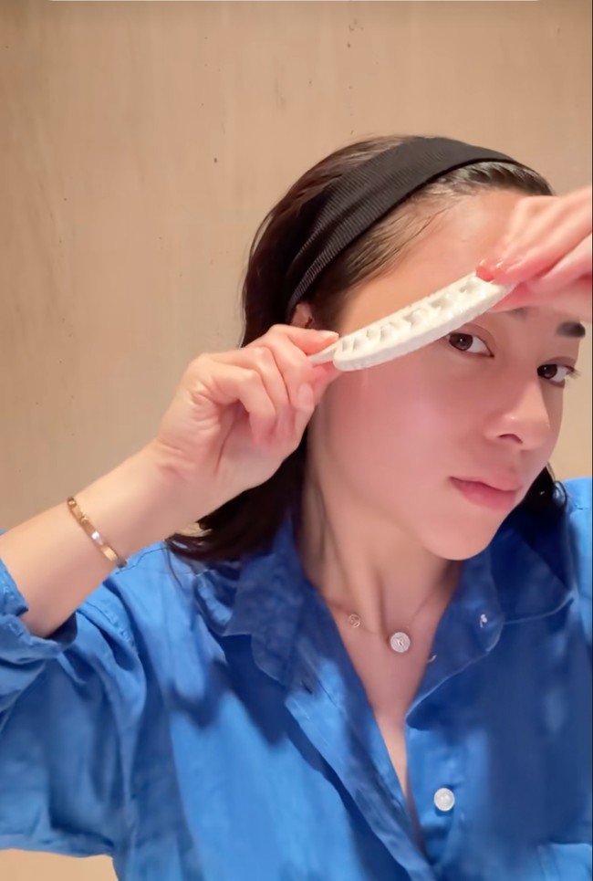 Tampil natural tanpa pulasan makeup sedikitpun, wajah wanita 31 tahun itu tetap terlihat cantik dan mulus. Kulitnya juga tampak glowing dan sehat. Foto: TikTok/@nikitawillyofficial