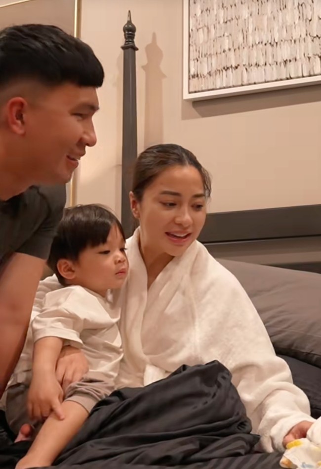 Wajah natural Nikita juga terlihat saat ia baru saja melahirkan putra keduanya, Nael Idrissa Djokosoetono. Kenakan bathrobe putih, penampilannya terlihat polos dengan rambut yang hanya dicepol simpel ke belakang. Foto: TikTok/@nikitawillyofficial