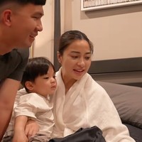 Wajah natural Nikita juga terlihat saat ia baru saja melahirkan putra keduanya, Nael Idrissa Djokosoetono. Kenakan bathrobe putih, penampilannya terlihat polos dengan rambut yang hanya dicepol simpel ke belakang. Foto: TikTok/@nikitawillyofficial