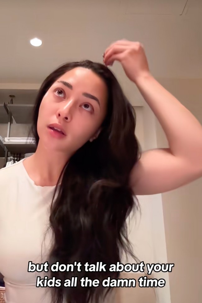 Selain wajah, Nikita juga menggunakan produk perawatan rambut untuk membuat rambutnya tetap sehat dan tebal. Foto: TikTok/@nikitawillyofficial