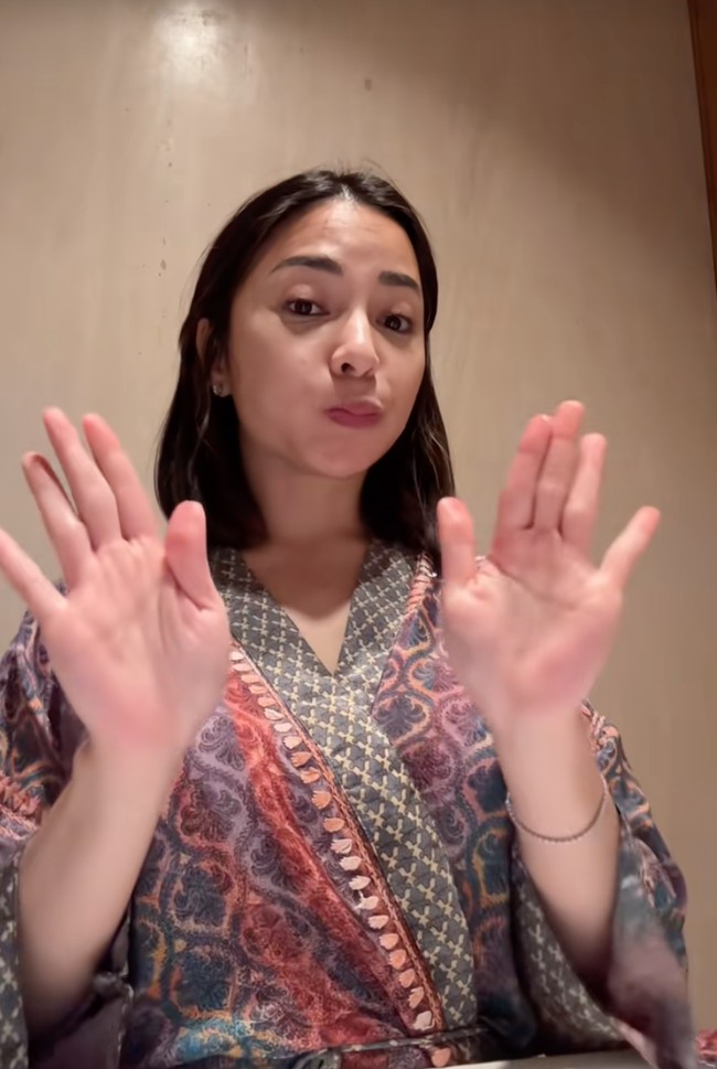 Penampilan tersebut membuktikan bahwa ibu 2 orang anak tu memang tak membutuhkan usaha besar untuk bisa terlihat cantik. Karena tanpa makeup pun penampilannya sudah terlihat memukau. Foto: TikTok/@nikitawillyofficial