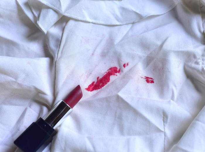 Noda lipstik di baju putih.