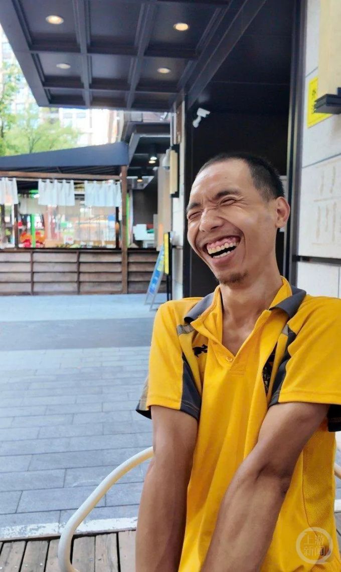Gigih! Disabilitas Pengantar Makanan Ini Jalan Kaki hingga 300 Kilometer
