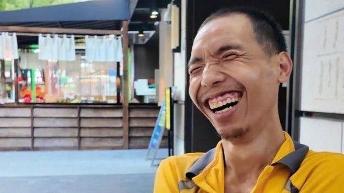 Gigih! Disabilitas Pengantar Makanan Ini Jalan Kaki hingga 300 Kilometer