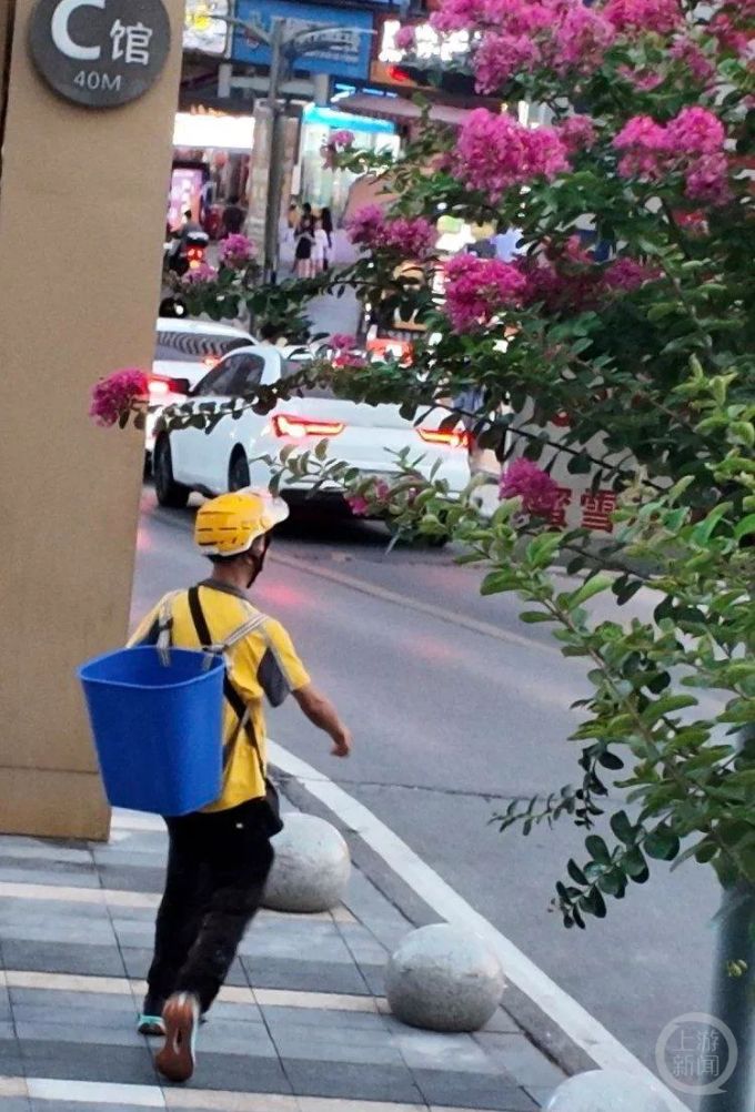 Gigih! Disabilitas Pengantar Makanan Ini Jalan Kaki hingga 300 Kilometer