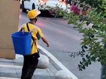 Penyandang Disabilitas Ini Jalan Kaki Ratusan Kilometer Demi Antar Makanan