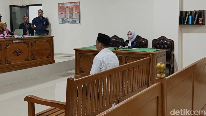 Oknum ASN Sulbar terdakwa kasus sindikat uang palsu, Muhammad Manggabarani saat sidang di PN Sungguminasa, Gowa.