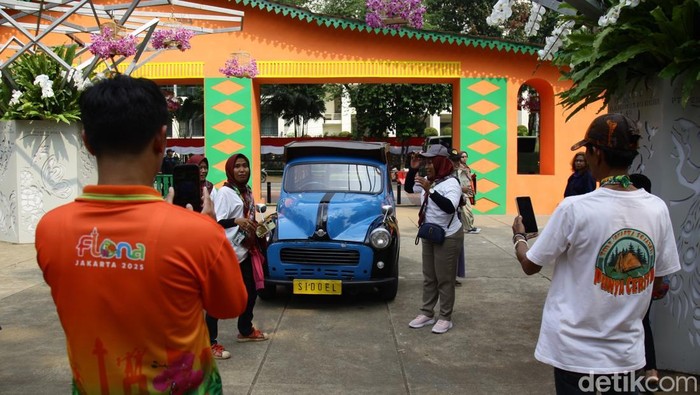 Oplet Si Doel Mejeng di Pameran Flona 2025 Pengunjung berfoto dengan opletΒ Si Doel yang dipajang pada pameran Flona 2025 di Lapangan Banteng, Jakarta, Selasa (5/8/2025).Β Kendaraan ikonik dari serial televisi populer itu menjadi daya tarik tersendiri bagi para pengunjung.
