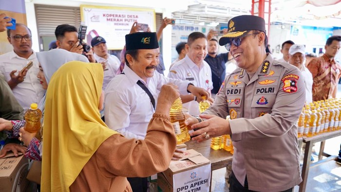 Irwasum Polri Komjen Dedi Prasetyo saat di pasar murah Desa Rembun, Kecamatan Dampit, Kabupaten Malang