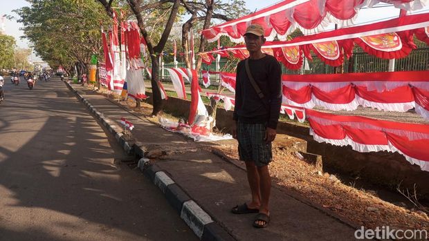 Pedagang bendera di Jl Urip Sumoharjo, Kota Makassar.
