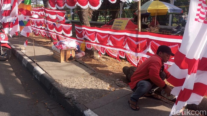 Pedagang bendera di Jl Urip Sumoharjo, Kota Makassar.