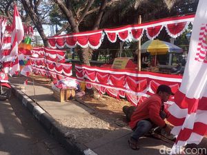 Penjual Bendera di Makassar Keluhkan Sepi Pembeli, Warga Malah Cari One Piece