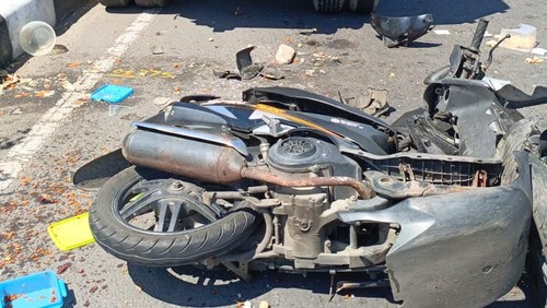 Seorang pengendara motor meninggal di tempat usai tabrak truk pengangkut sampah di Jalan Bypass Mataram. (Foto: Dok Satlantas Polresta Mataram/detikBali).