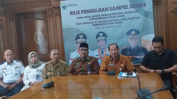 Pemprov Jambi saat memaparkan soal hasil uji laboratorium 8 merk beras yang tak standar mutu harga