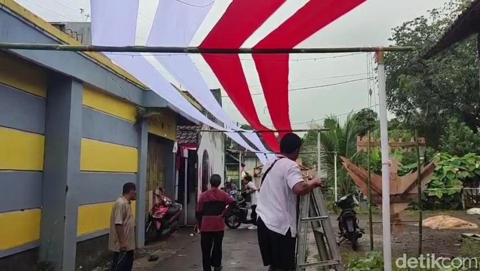 Penampakan bendera merah putih sepanjang 100 meter di Kampung Pajagan Tasikmalaya.