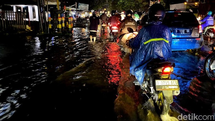 Penampakan cileuncang sebelum rel kereta api Jalan Laswi, Kota Bandung.