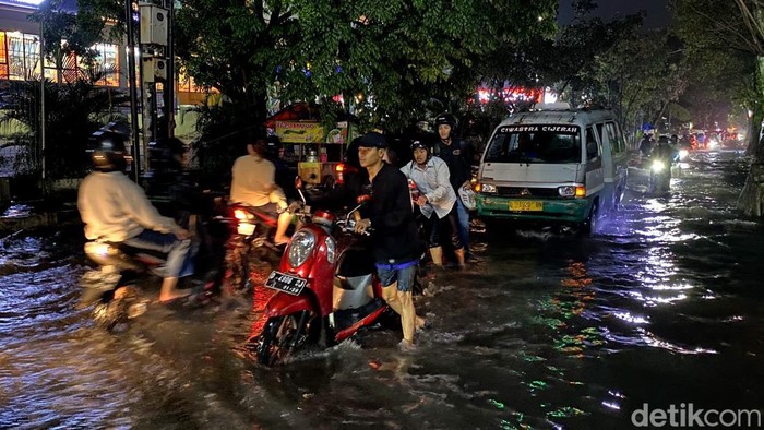 Penampakan Jalan Margacinta-Ciwastra yang tergenang banjir.