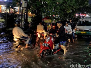 Lelah Warga Bandung Lintasi Banjir Margacinta-Ciwastra: Gimana Ini Pak Wali