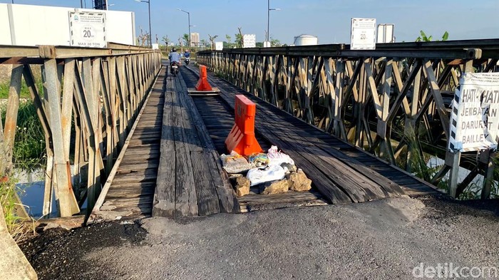 Penampakan jembatan penghubung Summarecon menuju Masjid Al Jabbar mengalami kerusakan.