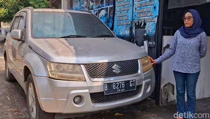 Penampakan mobil Suzuki Vitara yang 2,5 tahun parkir di Jalan Tunjung Baru Jogja. Foto diambil Minggu (3/7/2025).