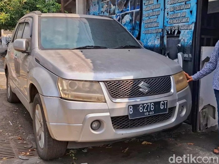 Penampakan mobil Suzuki Vitara yang 2,5 tahun parkir di Jalan Tunjung Baru Jogja. Foto diambil Minggu (3/7/2025).