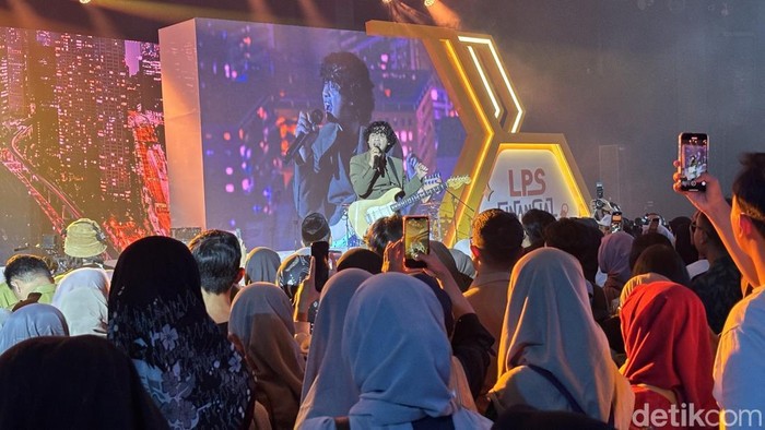 Penampilan penutup di LPS Financial Festival Surabaya.
