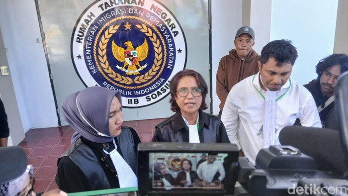 Penasehat hukum 11 terdakwa penolak tambang protes agenda sidang terbuka di PN Soasio, Tidore Kepulauan dialihkan ke rumah tahanan secara virtual.