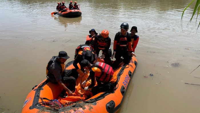 Tim SAR gabungan mengevakuasi jasad korban banjir bandang Sungai Klawing di Desa Majasem, Kecamatan Kecamangkon, Kabupaten Purbalingga, Rabu (6/8/2025).