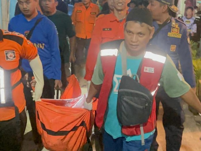 Proses evakuasi Iwan Setiawan alias Gandung, warga Weleri, Kendal, yang ditemukan tewas di Sungai Kutho wilayah Batang, Selasa (5/8/2025).