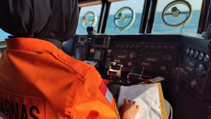 Tim SAR Bandung melakukan pencarian 4 orang usai insiden kapal terbalik di Perairan Karawang.
