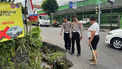 Personel Satlantas Polres Karangasem melakukan olah TKP di Jalan Raya Veteran, lokasi truk serempet pemotor hingga tewas, Selasa (5/8/2025). (Dok. Satlantas Polres Karangasem)