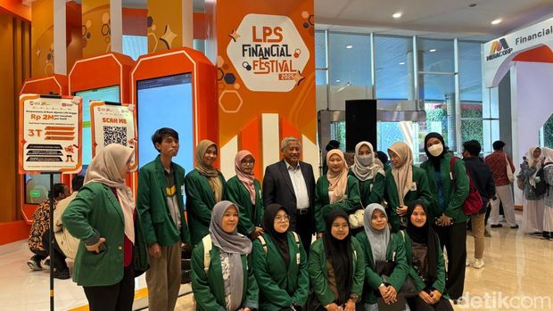 Peserta LPS Financial Festival di Surabaya