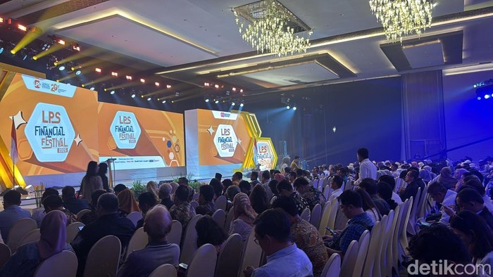Peserta LPS Financial Festival Padati venue di Dyandra Convention Center
