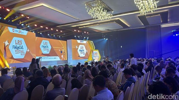 Peserta LPS Financial Festival Padati venue di Dyandra Convention Center