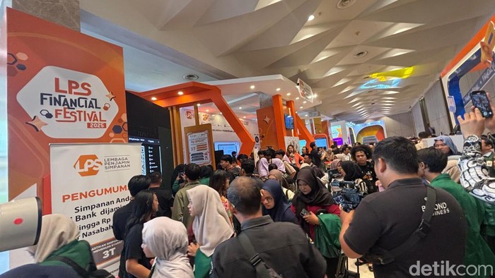 Peserta LPS Financial Festival Padati venue di Dyandra Convention Center