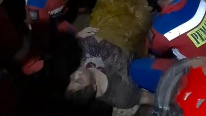 Petugas damkar mengevakuasi lansia berbobot 150 kg yang terperosok ke septic tank di rumahnya, kawasan Ciracas, Jakarta Timur.